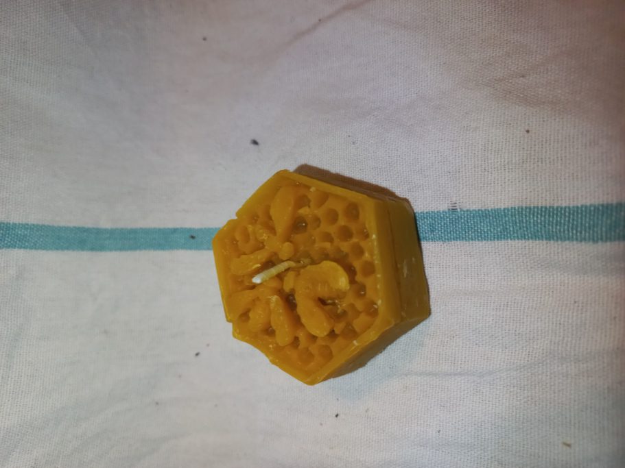 bougie hexagonale 3 abeilles - 3 euros