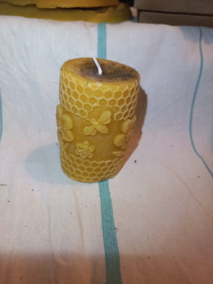 bougie cylindrique fleurs abeilles - 14 euros